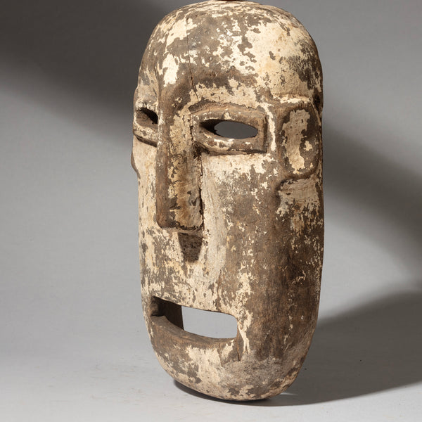 A GRAPHIC WHITE MASK FROM TANZANIA CENTRAL AFRICA (No 4351 )