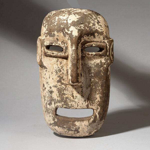 A GRAPHIC WHITE MASK FROM TANZANIA CENTRAL AFRICA (No 4351 )