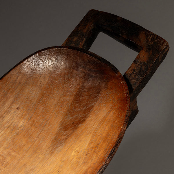 A LARGE ZULU WOODEN MEAT PLATTER BOWL FROM SOUTH AFRICA ( No;4367 )
