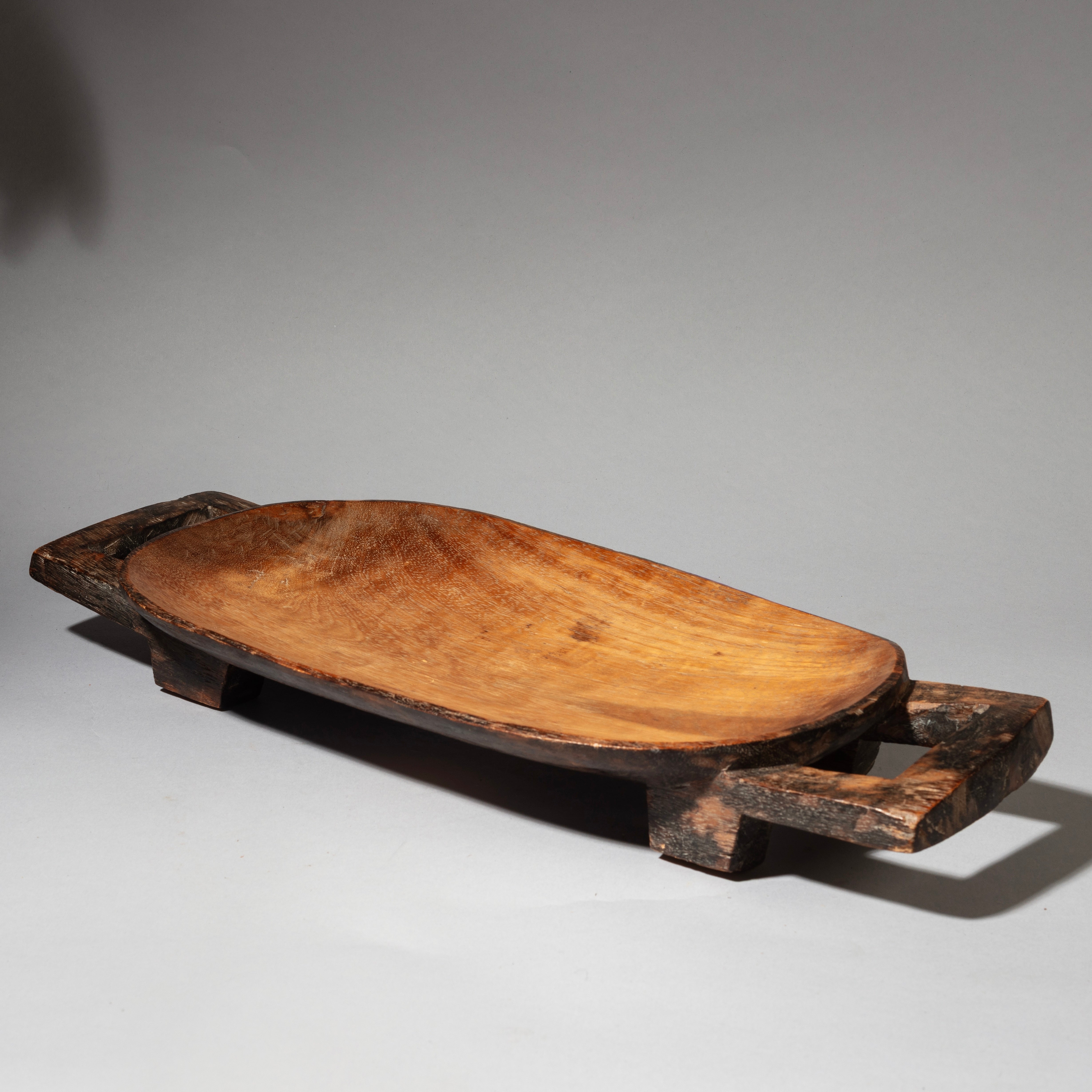A LARGE ZULU WOODEN MEAT PLATTER BOWL FROM SOUTH AFRICA ( No;4367 )