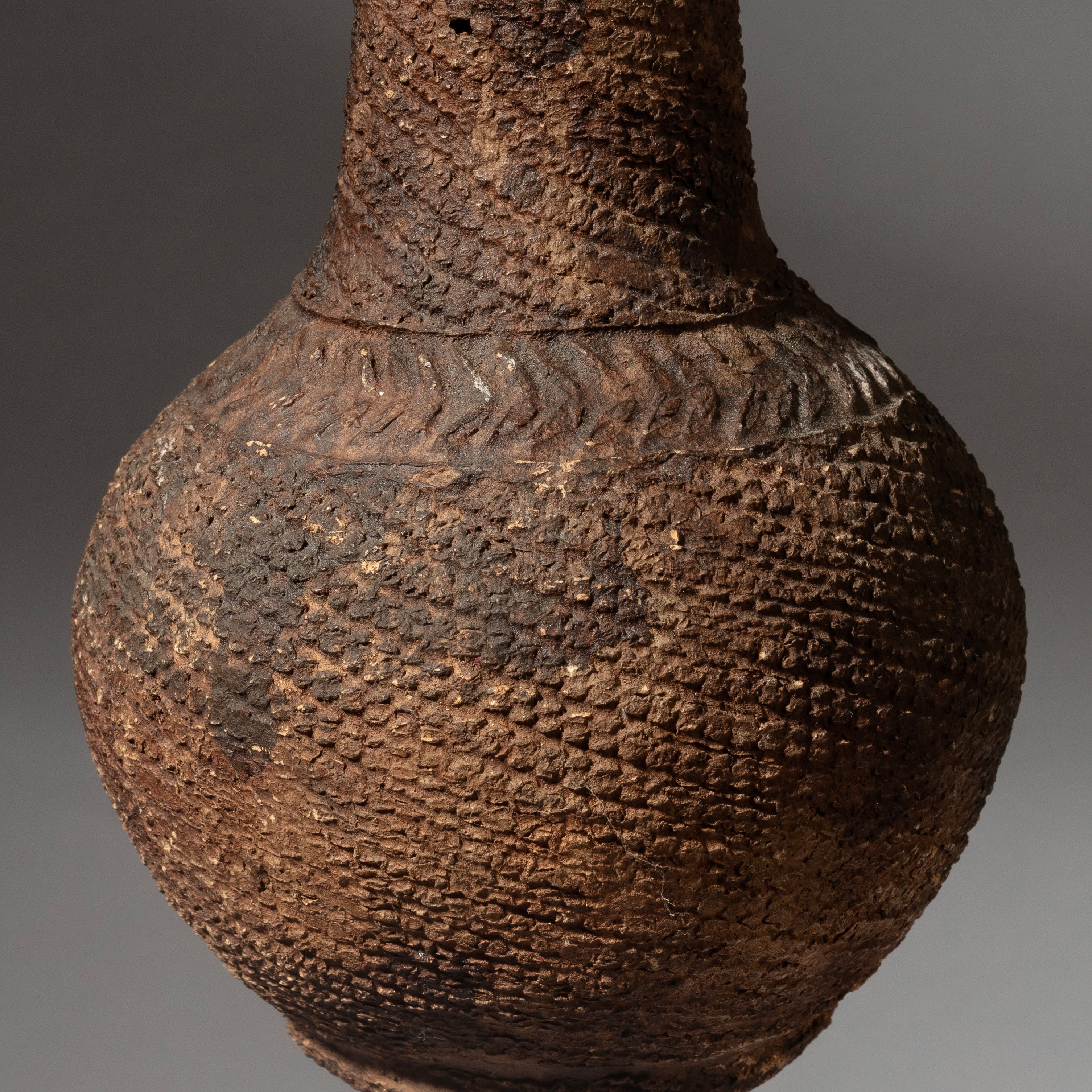 SOLD DL A TEXTURAL  TERRACOTTA VESSEL FROM KENYA   ( No 4325 )