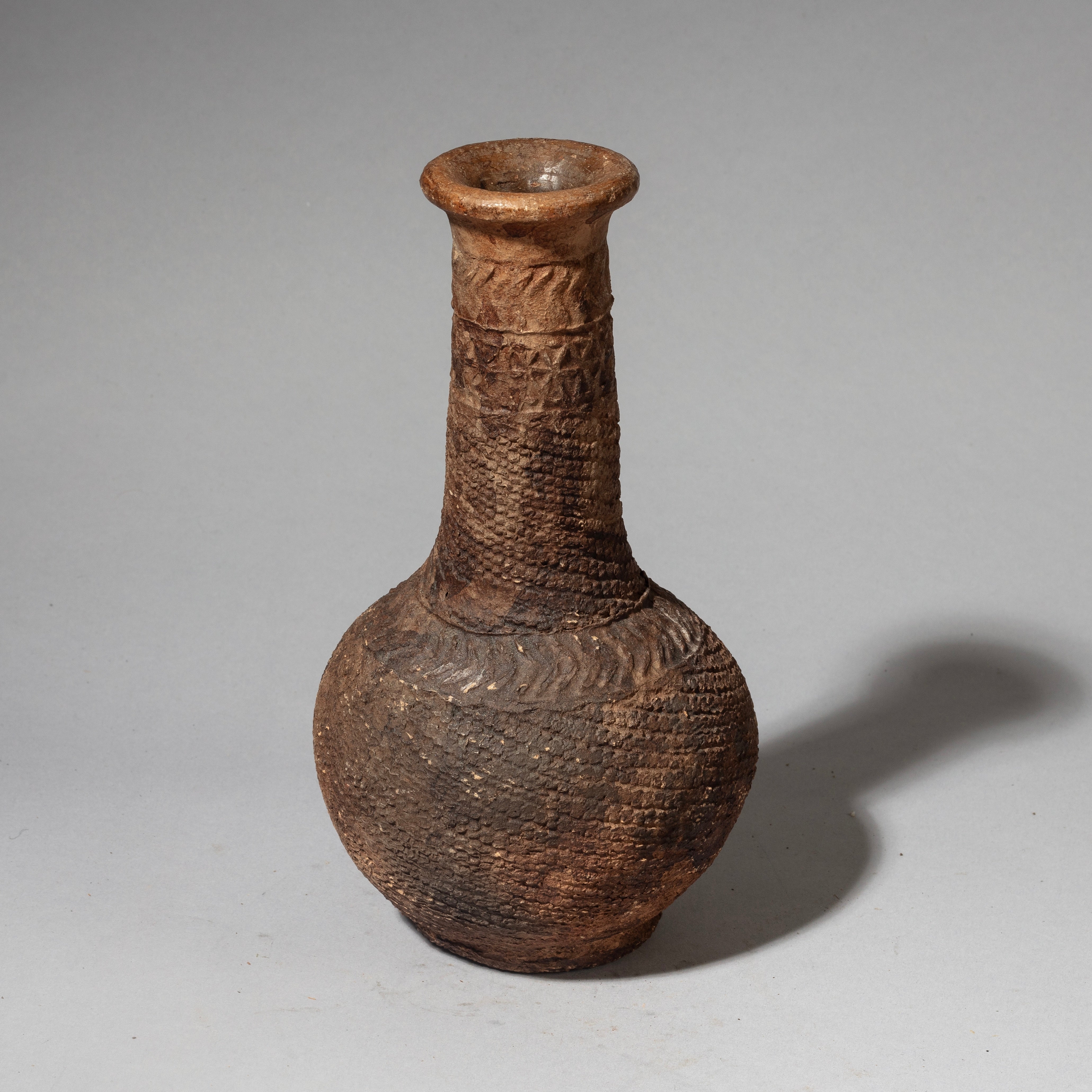 SOLD DL A TEXTURAL  TERRACOTTA VESSEL FROM KENYA   ( No 4325 )