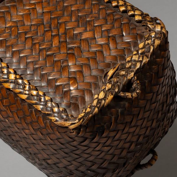 AN ANTIQUE RICE LUNCH BOX BASKET WITH LID FROM THE PHILIPPINES ( No 4346 )