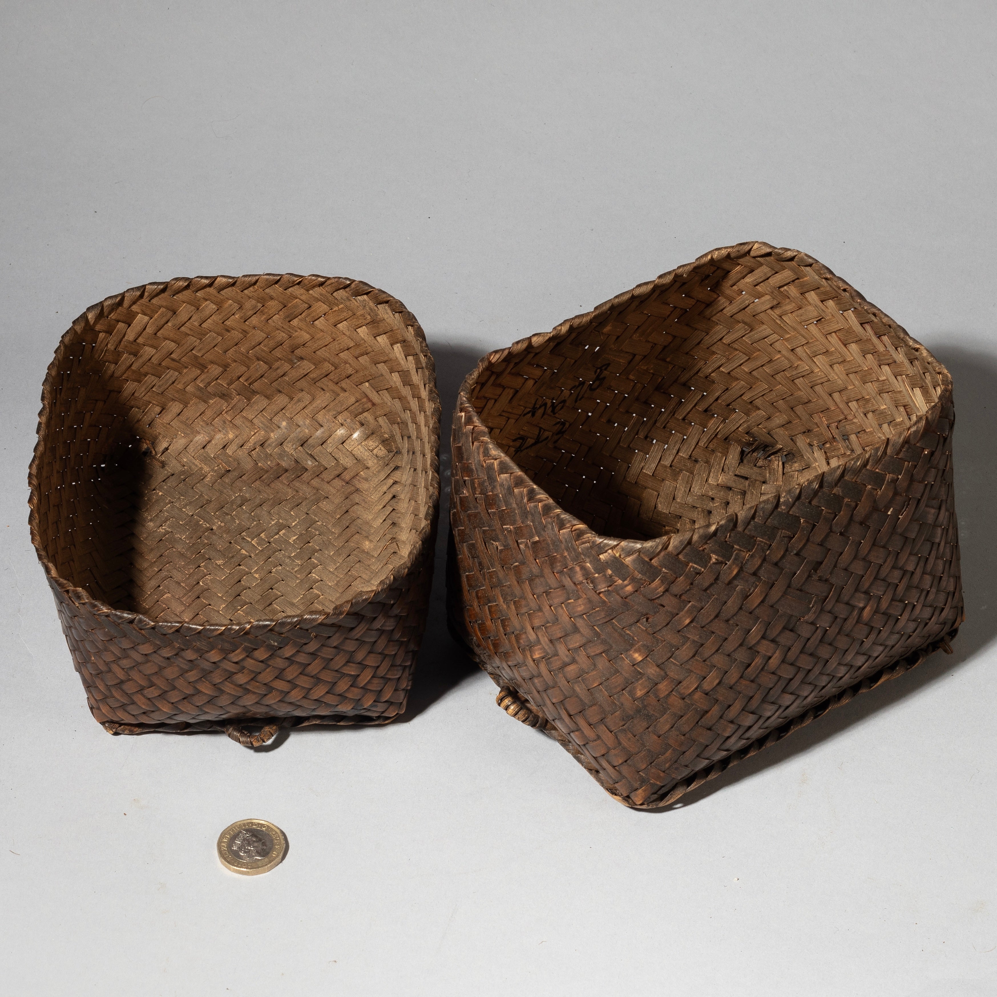 AN ANTIQUE RICE LUNCH BOX BASKET WITH LID FROM THE PHILIPPINES ( No 4346 )