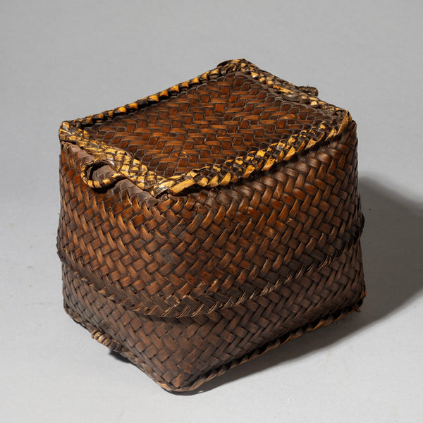 AN ANTIQUE RICE LUNCH BOX BASKET WITH LID FROM THE PHILIPPINES ( No 4346 )