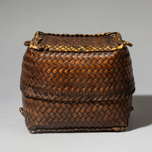 AN ANTIQUE RICE LUNCH BOX BASKET WITH LID FROM THE PHILIPPINES ( No 4346 )