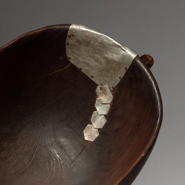 A SHAPLEY WOODEN MEDIUM BOWL WITH METAL INDIGENOUS REPAIRS FROM THE TUTSI TRIBE OF RWANDA ( No 4319 )