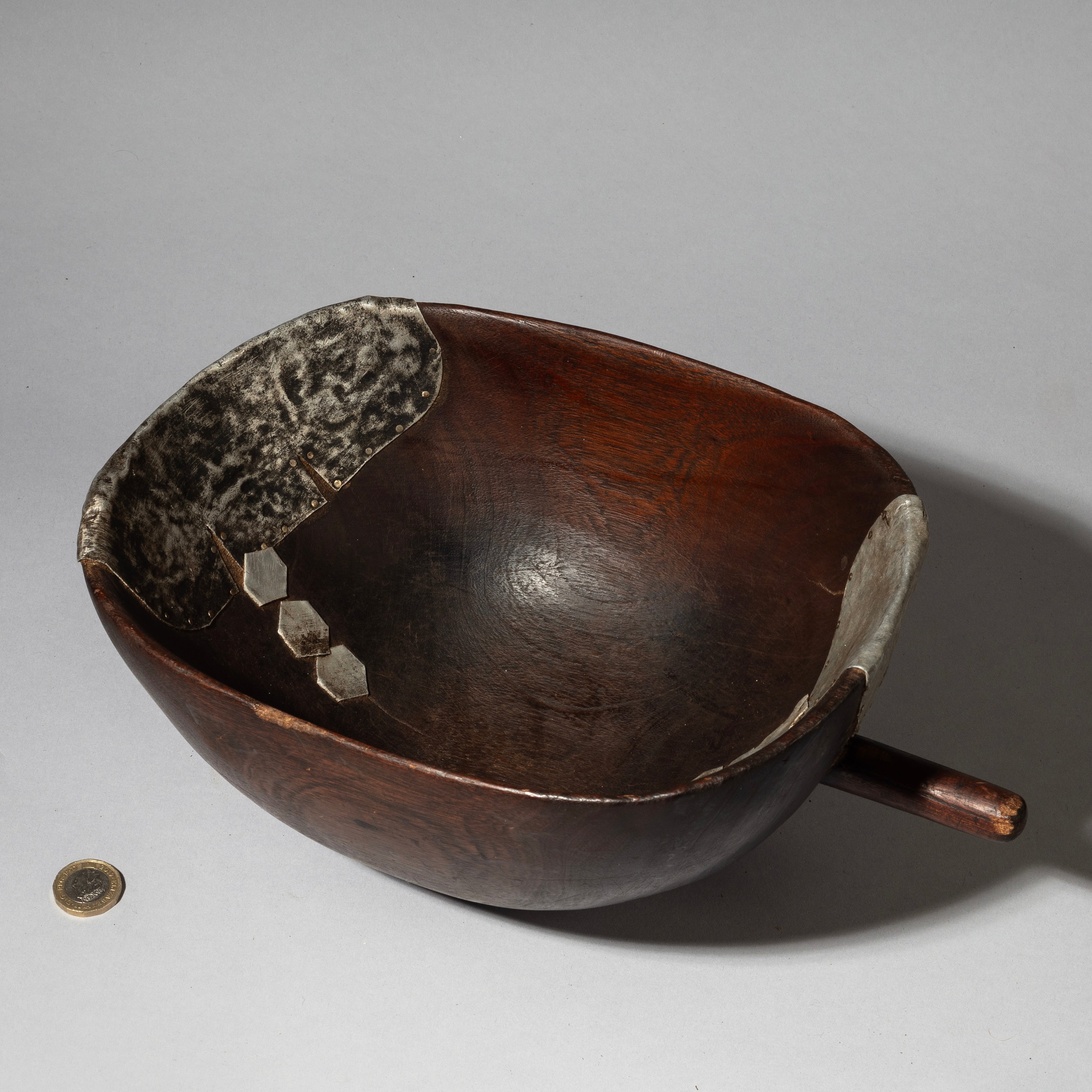 A SHAPLEY WOODEN MEDIUM BOWL WITH METAL INDIGENOUS REPAIRS FROM THE TUTSI TRIBE OF RWANDA ( No 4319 )