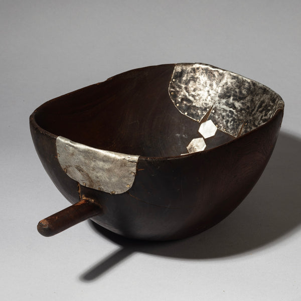 A SHAPLEY WOODEN MEDIUM BOWL WITH METAL INDIGENOUS REPAIRS FROM THE TUTSI TRIBE OF RWANDA ( No 4319 )