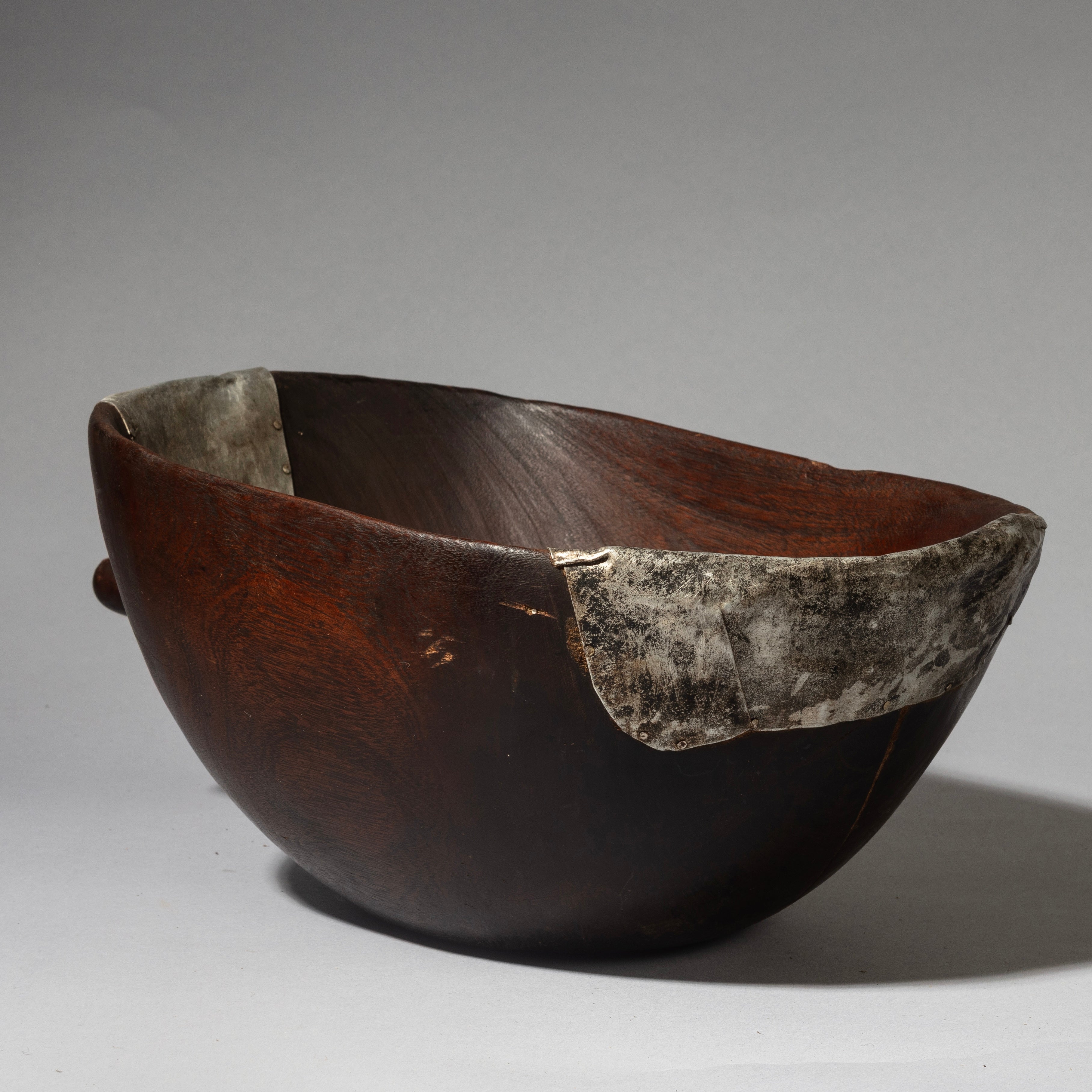 A SHAPLEY WOODEN MEDIUM BOWL WITH METAL INDIGENOUS REPAIRS FROM THE TUTSI TRIBE OF RWANDA ( No 4319 )