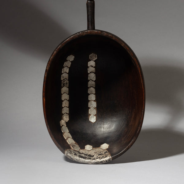 AN ATTRACTIVE WOODEN  BOWL FROM TUTSI TRIBE RWANDA (  No 4318 )
