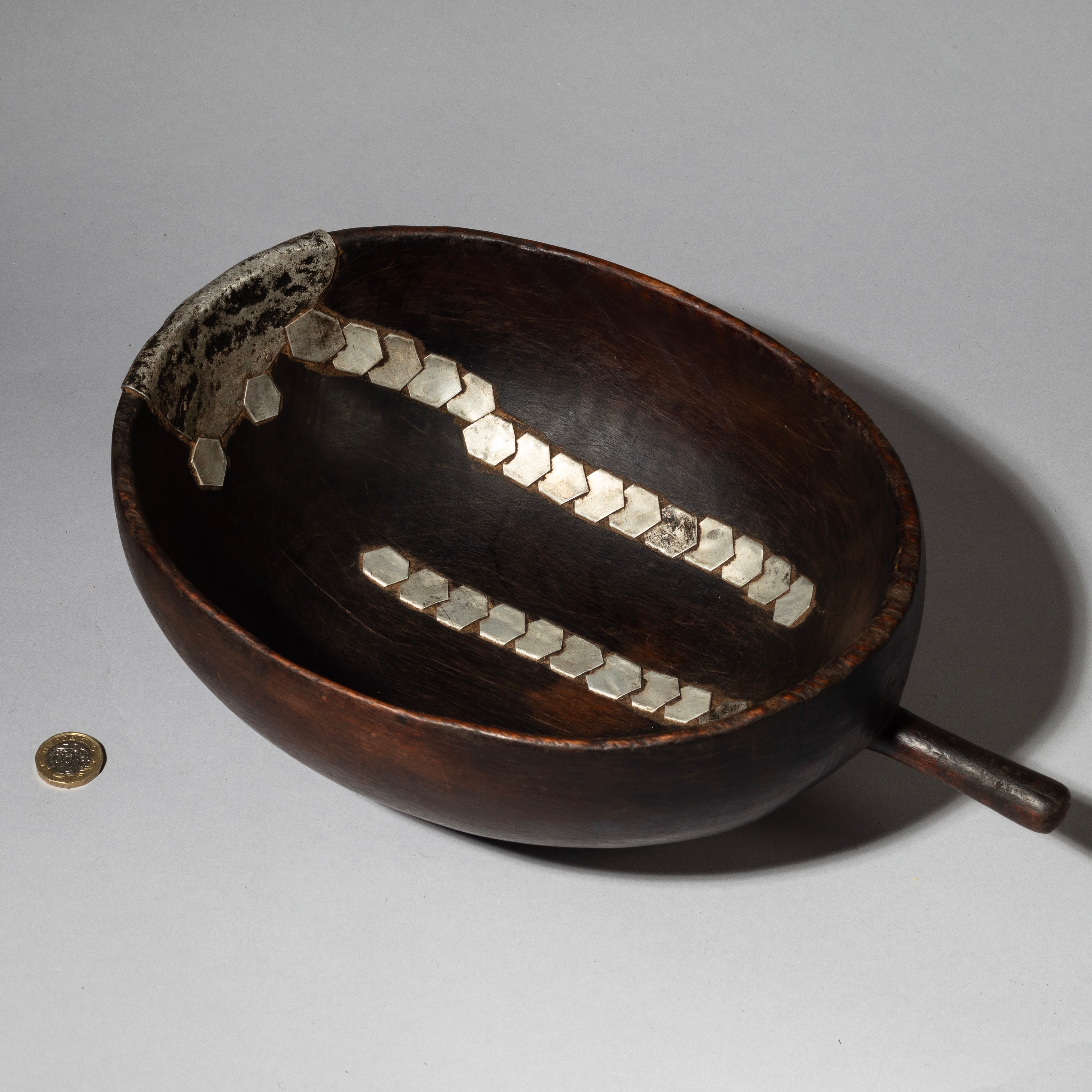 AN ATTRACTIVE WOODEN  BOWL FROM TUTSI TRIBE RWANDA (  No 4318 )