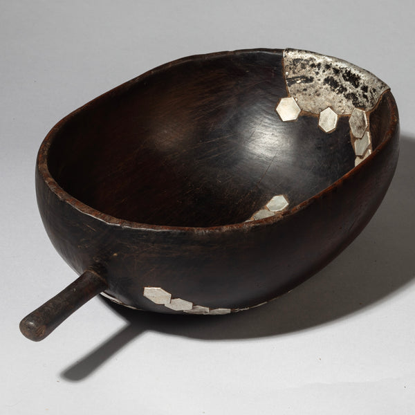 AN ATTRACTIVE WOODEN  BOWL FROM TUTSI TRIBE RWANDA (  No 4318 )