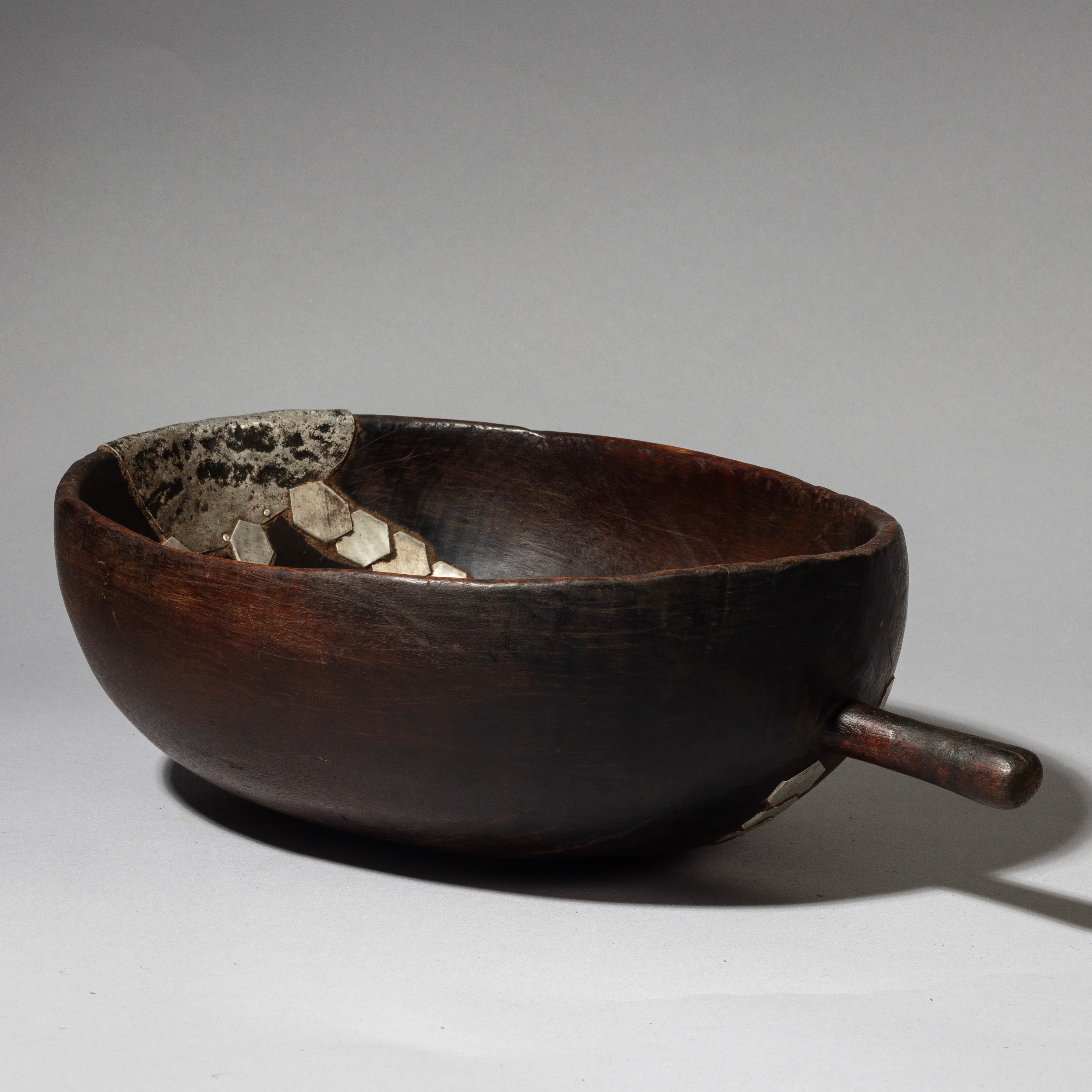 AN ATTRACTIVE WOODEN  BOWL FROM TUTSI TRIBE RWANDA (  No 4318 )