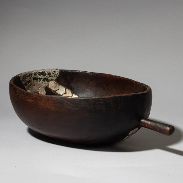 AN ATTRACTIVE WOODEN  BOWL FROM TUTSI TRIBE RWANDA (  No 4318 )