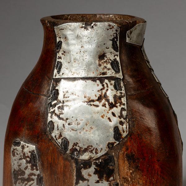 A BIG ROBUST HONEY POT WITH METAL INDIGENOUS REPAIRS FROM THE TUTSI TRIBE OF RWANDA ( No 4357 )