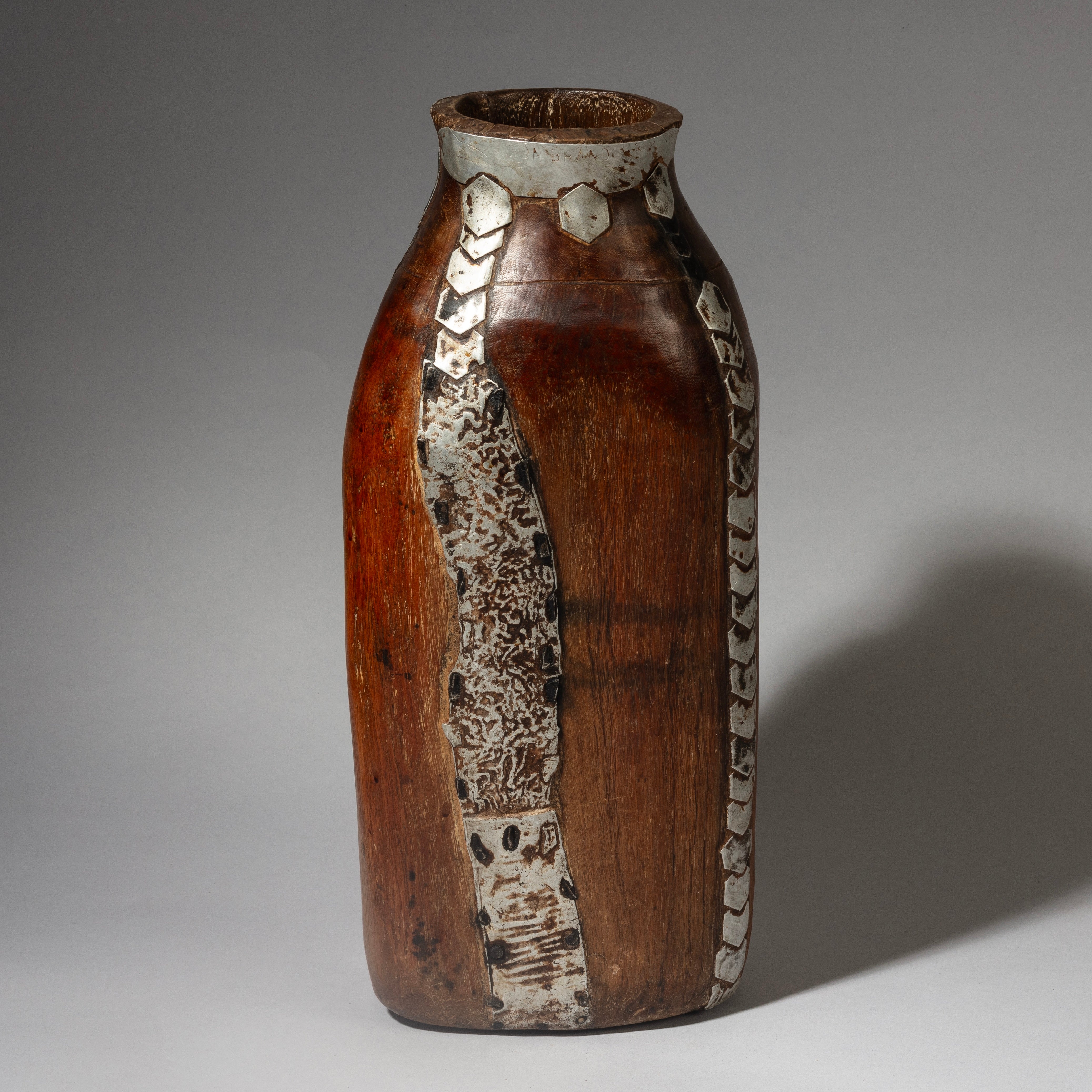 A BIG ROBUST HONEY POT WITH METAL INDIGENOUS REPAIRS FROM THE TUTSI TRIBE OF RWANDA ( No 4357 )
