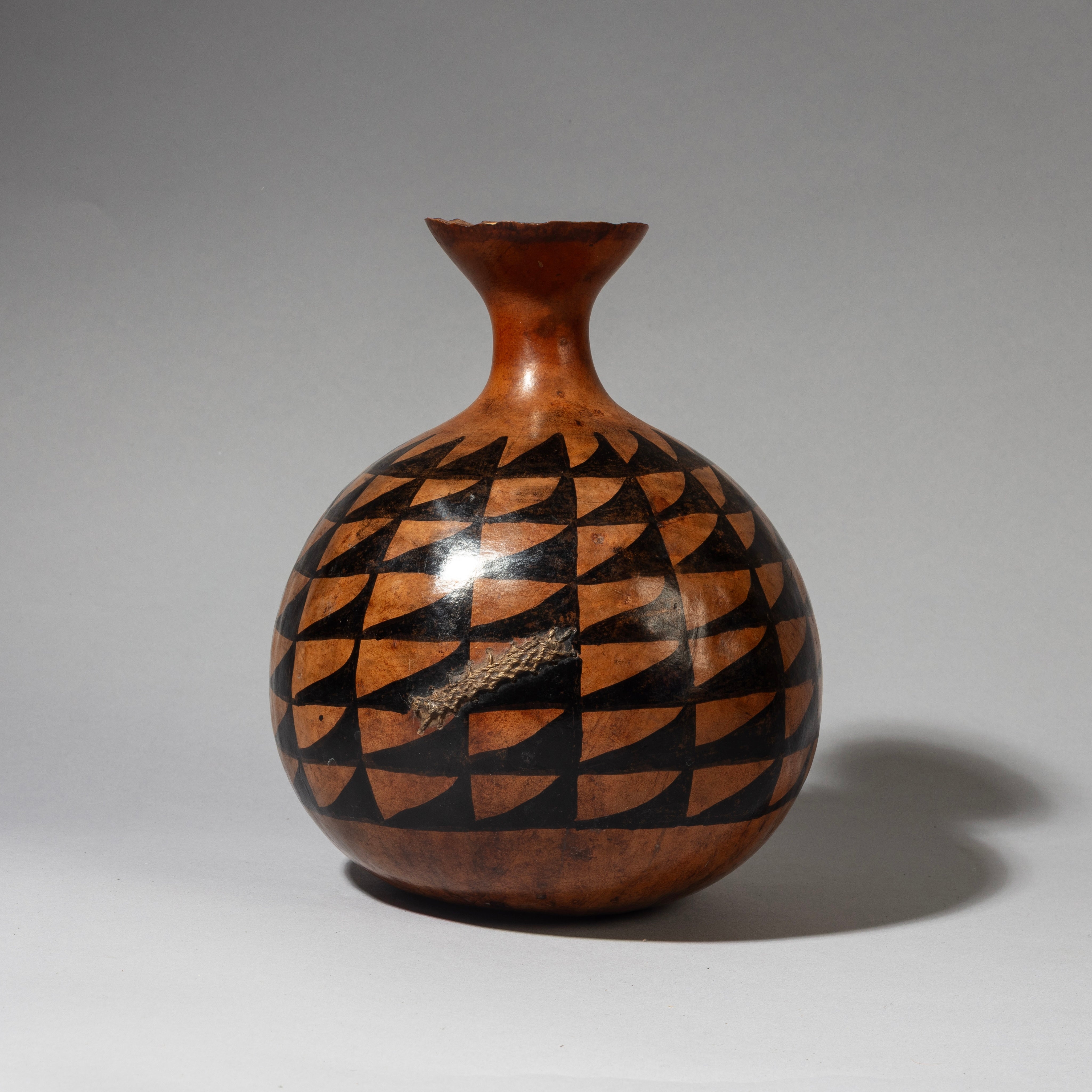 A PRECISE + PRETTY SMALL GOURD VESSEL FROM TUTSI TRIBE OF RWANDA E. AFRICA ( No 4343 )