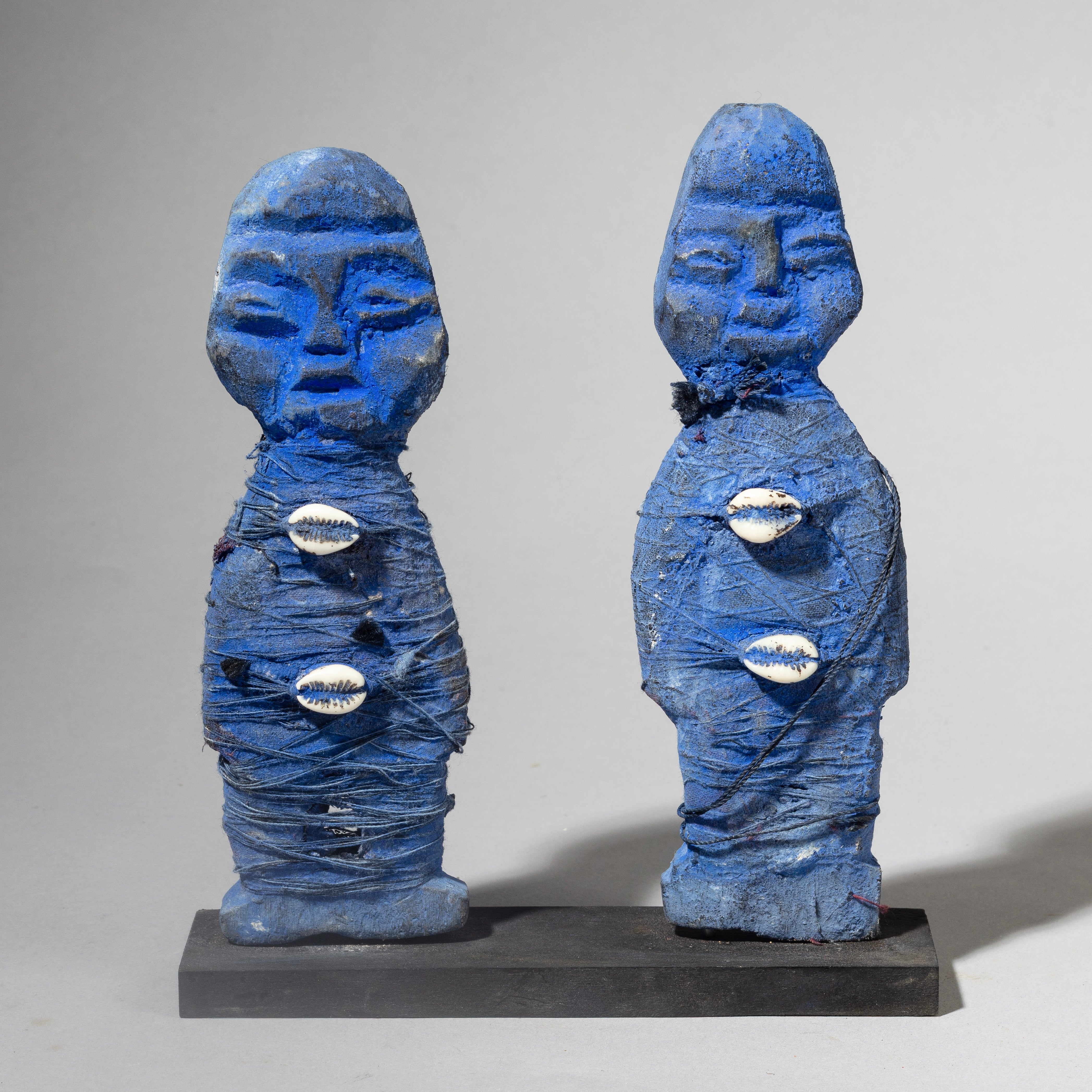 A BRIGHT YVES KLEON BLUE PAIR OF FETISH FIGURES, EWE TRIBE, GHANA, WEST AFRICA ( No 4423 )