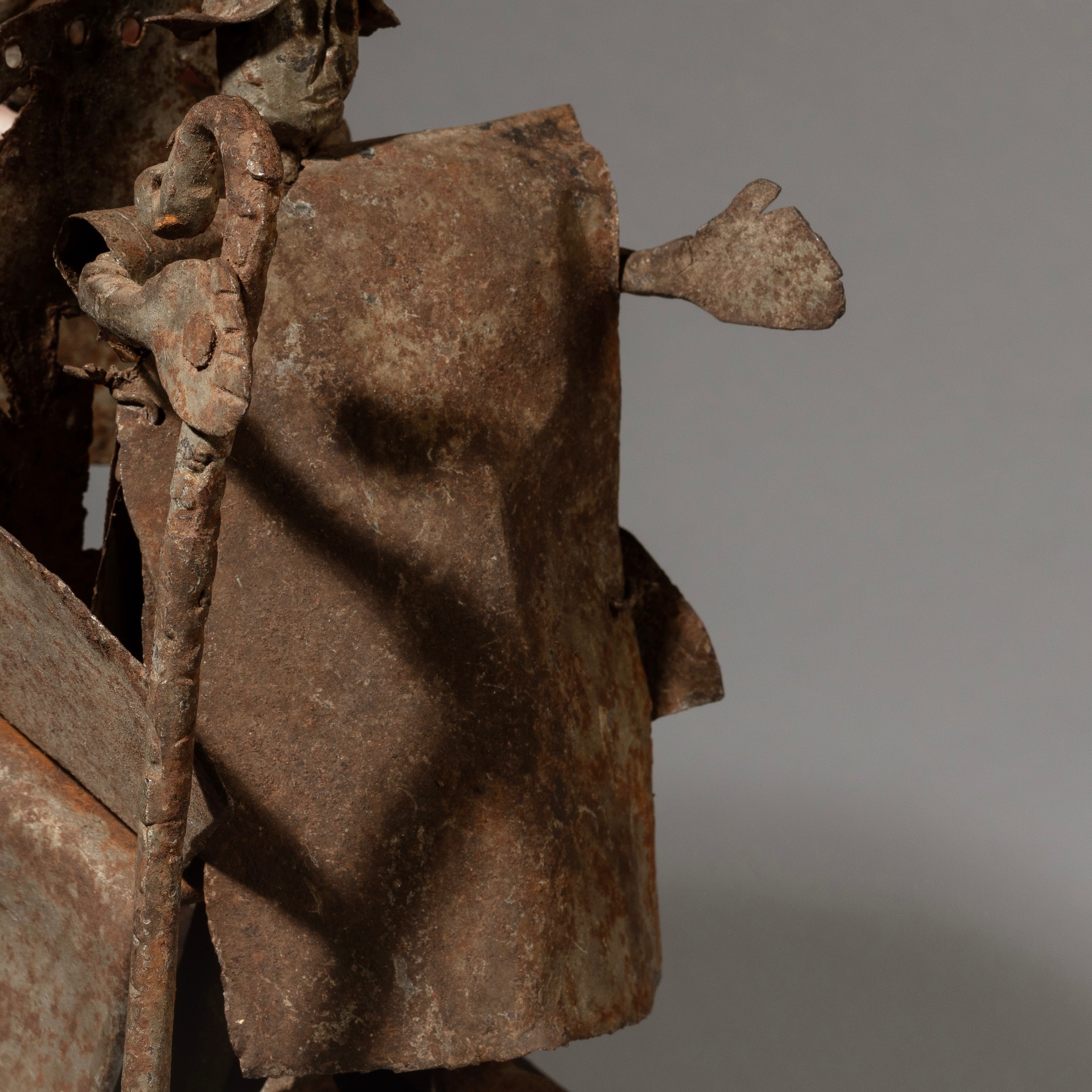 A LARGE CHIEF ASSEMBLAGE WITH UMBRELLA HOLDER, METAL FON ALTAR FIGIRE FROM BENIN. ( No 4492)