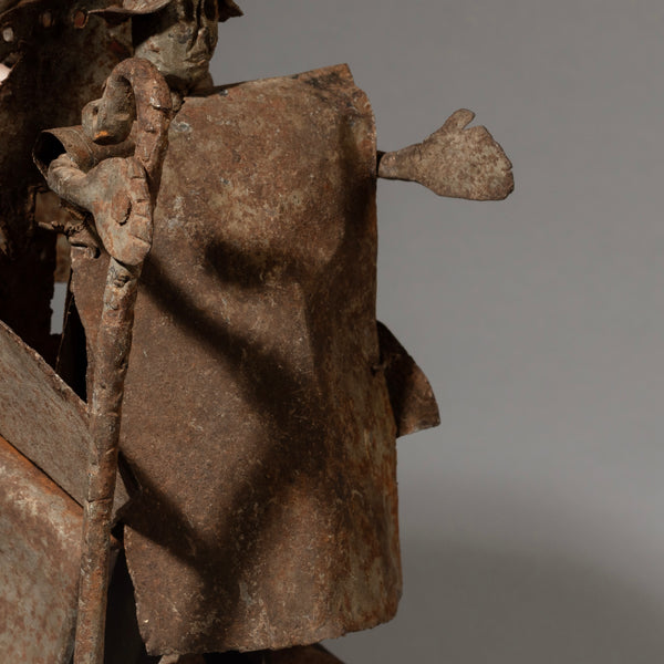 A LARGE CHIEF ASSEMBLAGE WITH UMBRELLA HOLDER, METAL FON ALTAR FIGIRE FROM BENIN. ( No 4492)
