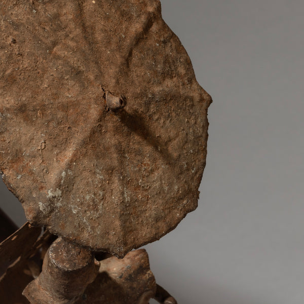 A LARGE CHIEF ASSEMBLAGE WITH UMBRELLA HOLDER, METAL FON ALTAR FIGIRE FROM BENIN. ( No 4492)
