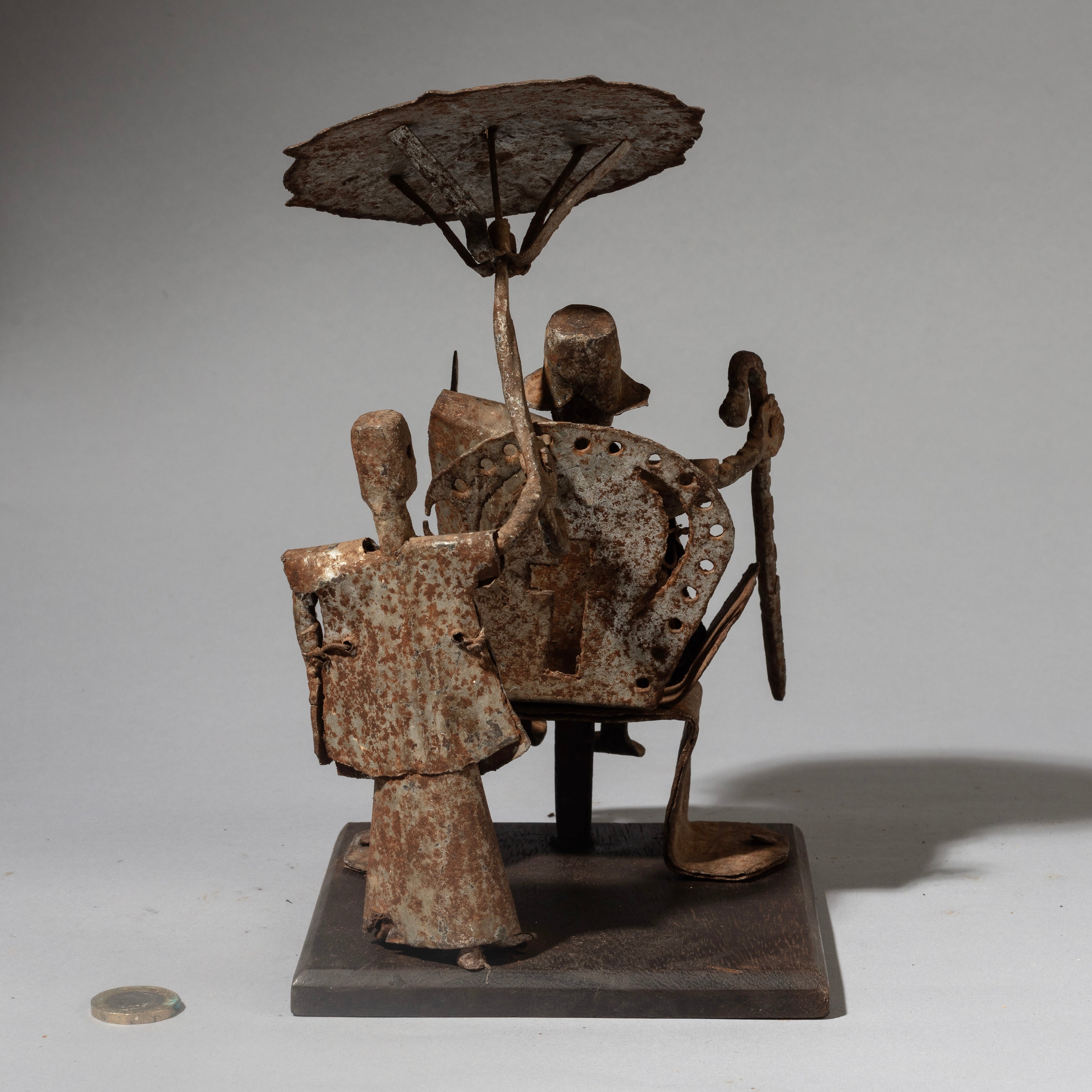 A LARGE CHIEF ASSEMBLAGE WITH UMBRELLA HOLDER, METAL FON ALTAR FIGIRE FROM BENIN. ( No 4492)