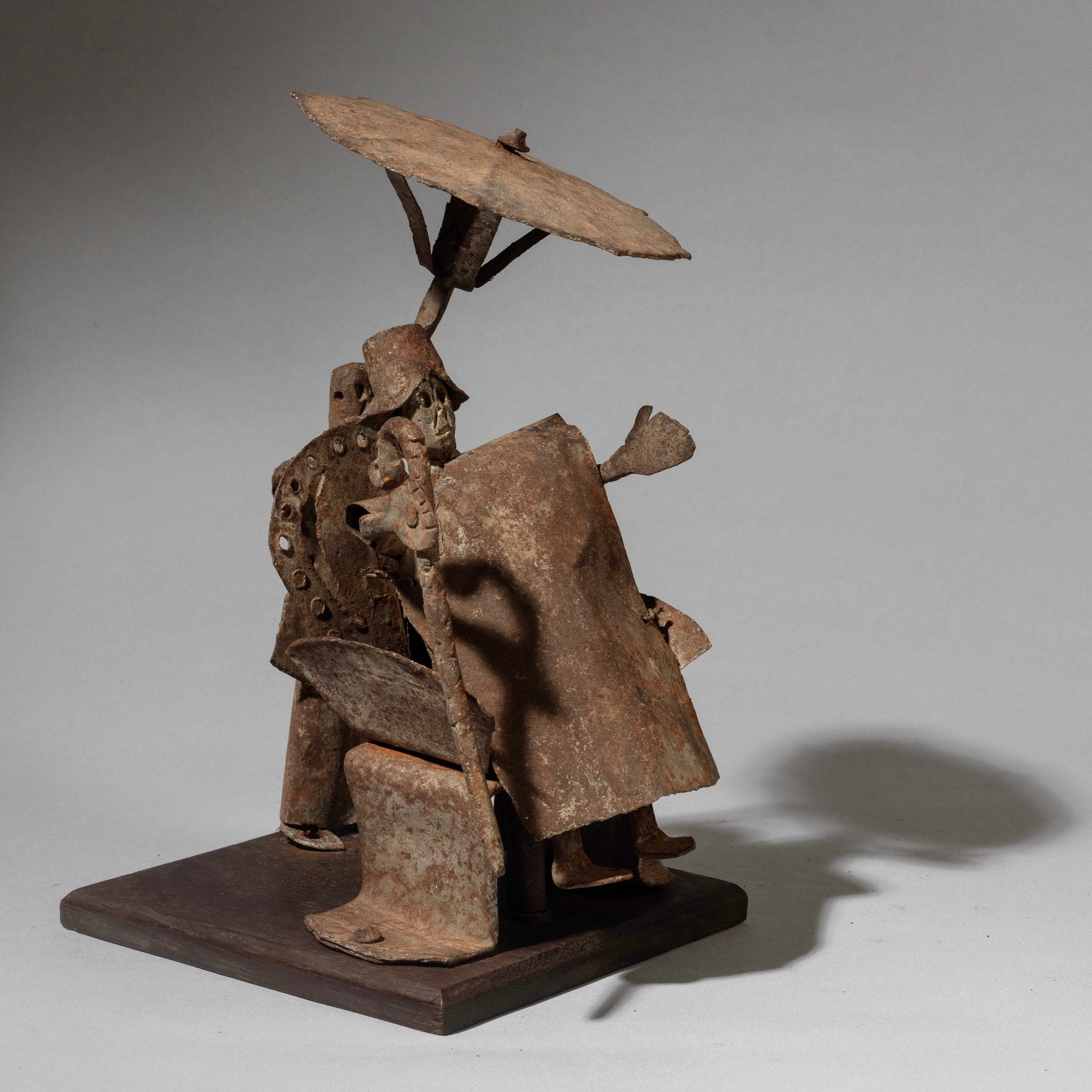 A LARGE CHIEF ASSEMBLAGE WITH UMBRELLA HOLDER, METAL FON ALTAR FIGIRE FROM BENIN. ( No 4492)
