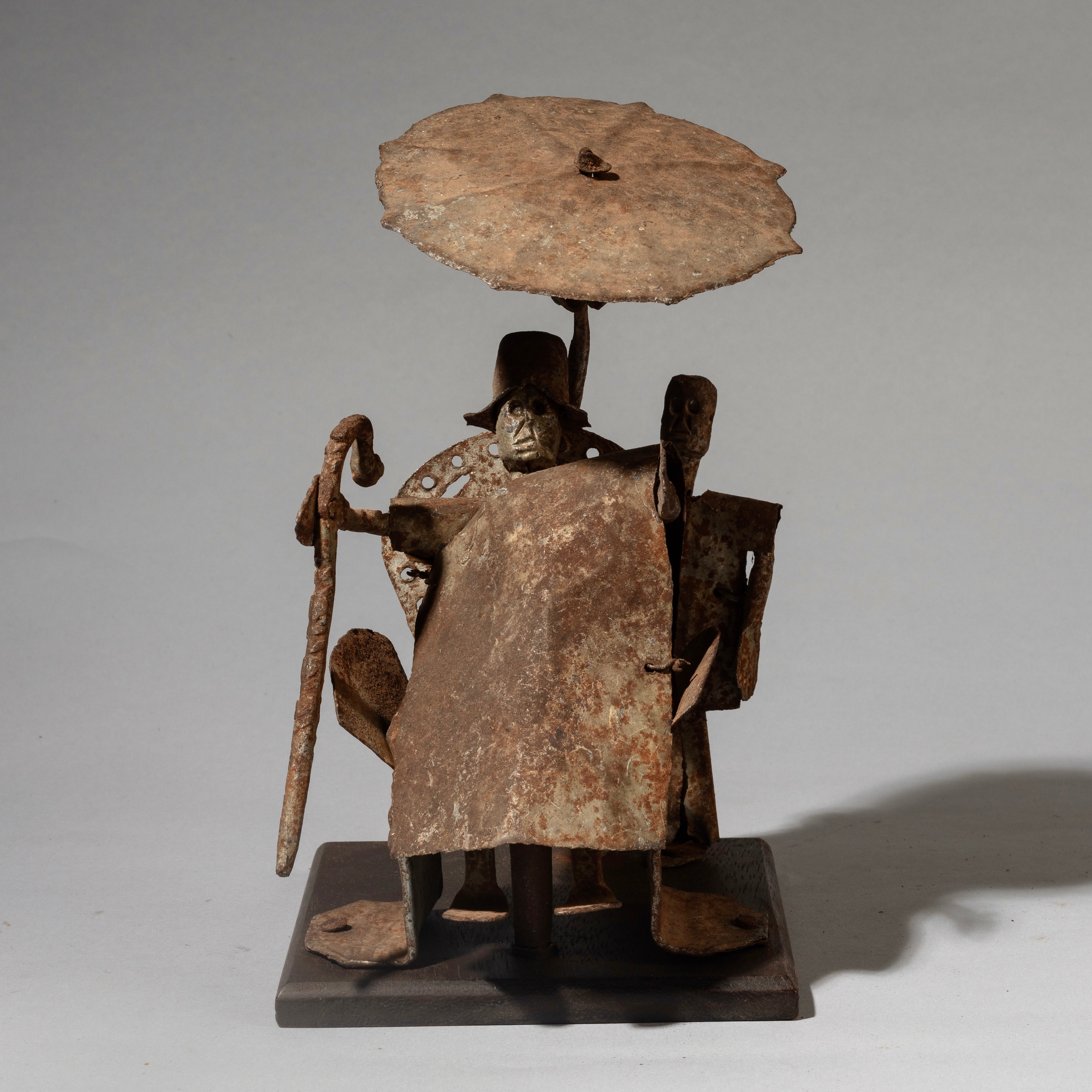 A LARGE CHIEF ASSEMBLAGE WITH UMBRELLA HOLDER, METAL FON ALTAR FIGIRE FROM BENIN. ( No 4492)