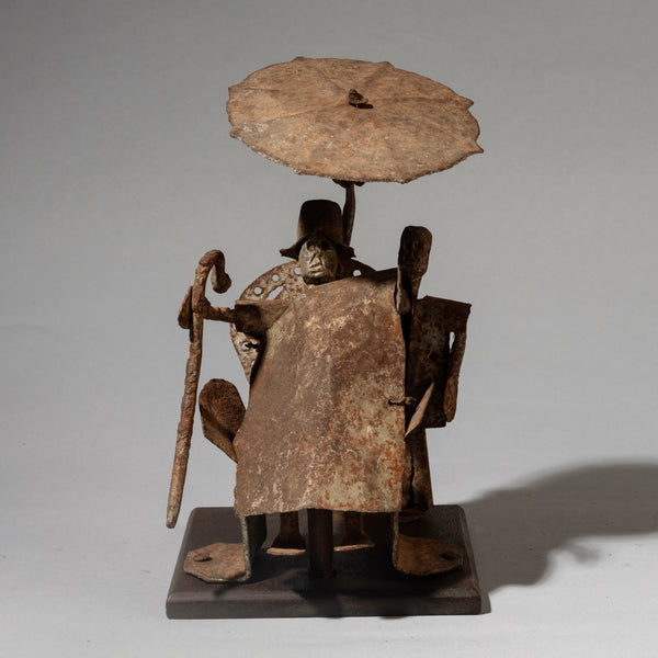 A LARGE CHIEF ASSEMBLAGE WITH UMBRELLA HOLDER, METAL FON ALTAR FIGIRE FROM BENIN. ( No 4492)