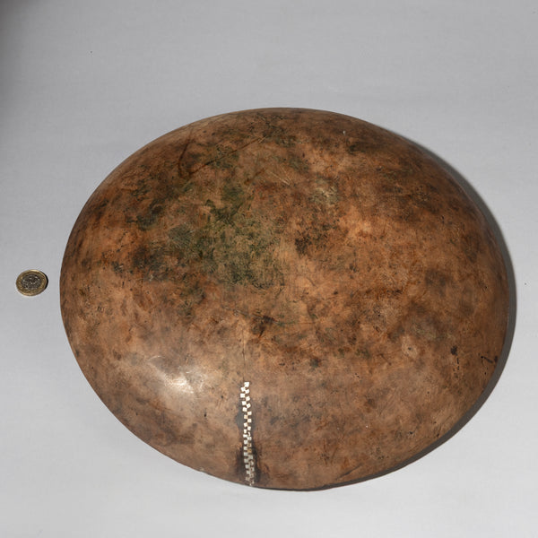 A FINE AND RARE ROUND WOODEN BOWL / DISH, TUTSI TRIBE RWANDA ( No 4540 )