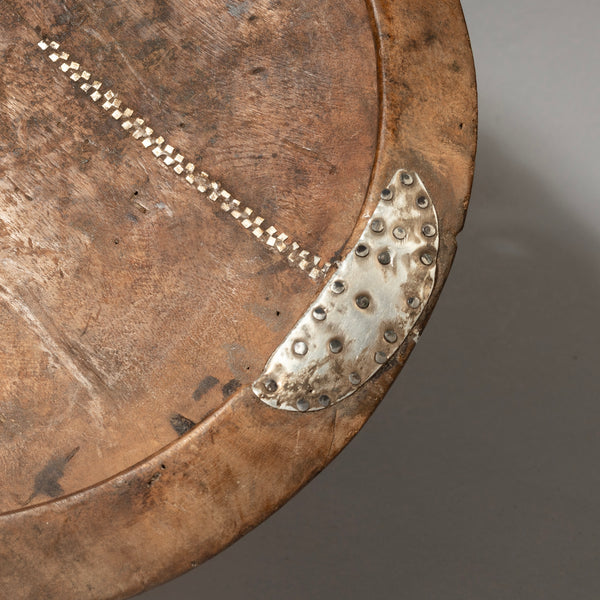 A FINE AND RARE ROUND WOODEN BOWL / DISH, TUTSI TRIBE RWANDA ( No 4540 )