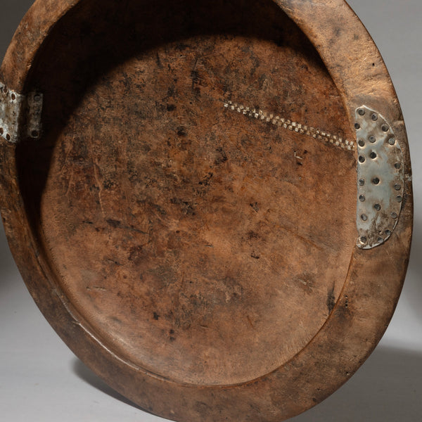 A FINE AND RARE ROUND WOODEN BOWL / DISH, TUTSI TRIBE RWANDA ( No 4540 )