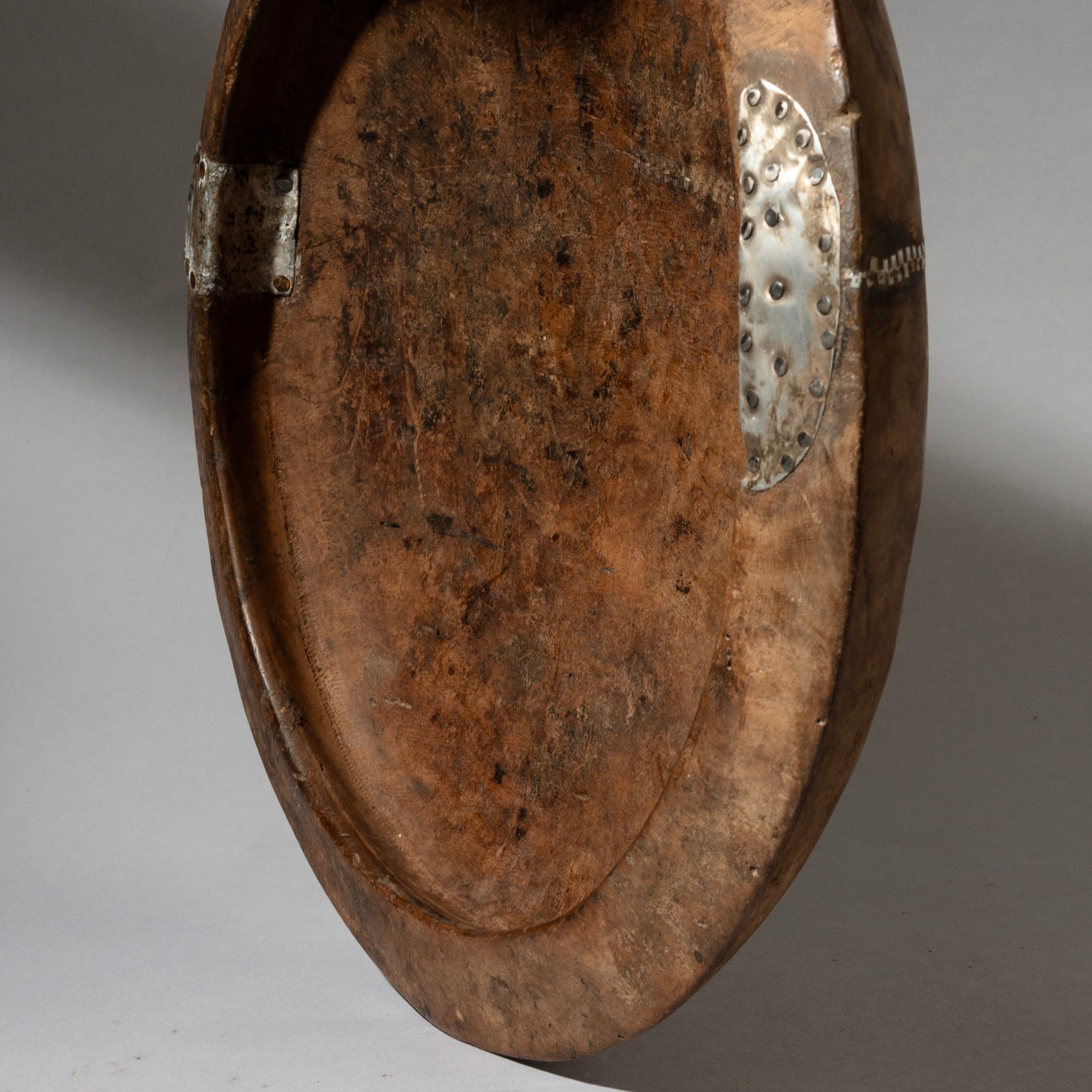 A FINE AND RARE ROUND WOODEN BOWL / DISH, TUTSI TRIBE RWANDA ( No 4540 )