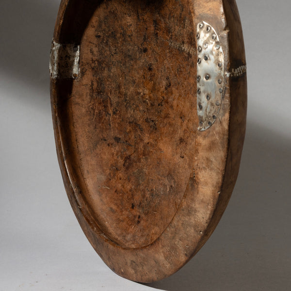 A FINE AND RARE ROUND WOODEN BOWL / DISH, TUTSI TRIBE RWANDA ( No 4540 )