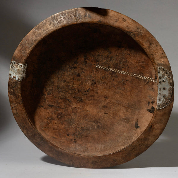 A FINE AND RARE ROUND WOODEN BOWL / DISH, TUTSI TRIBE RWANDA ( No 4540 )
