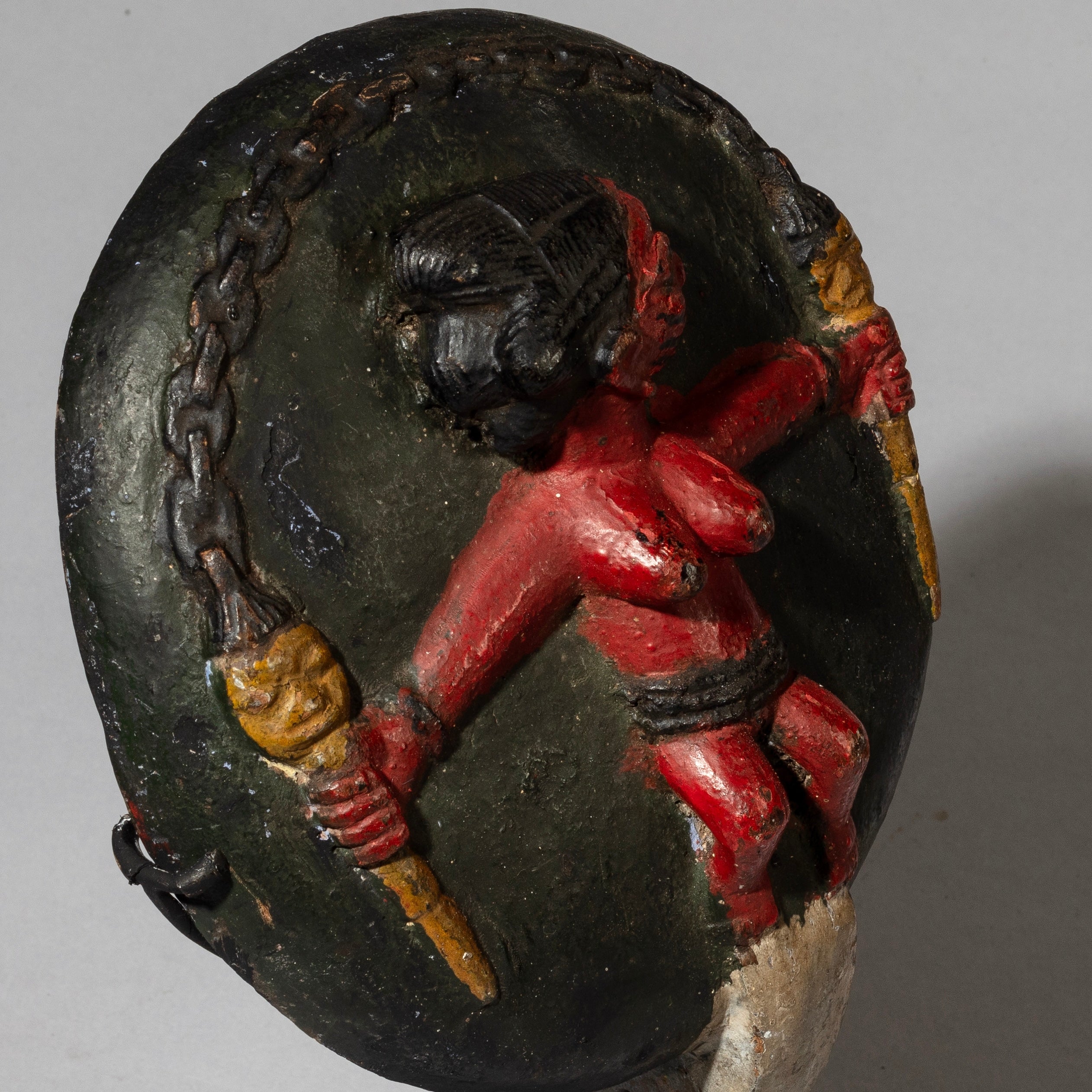 AN ADORABLE FIGURATIVE LID FROM THE YORUBA TRIBE NIGERIA ( No 4537)