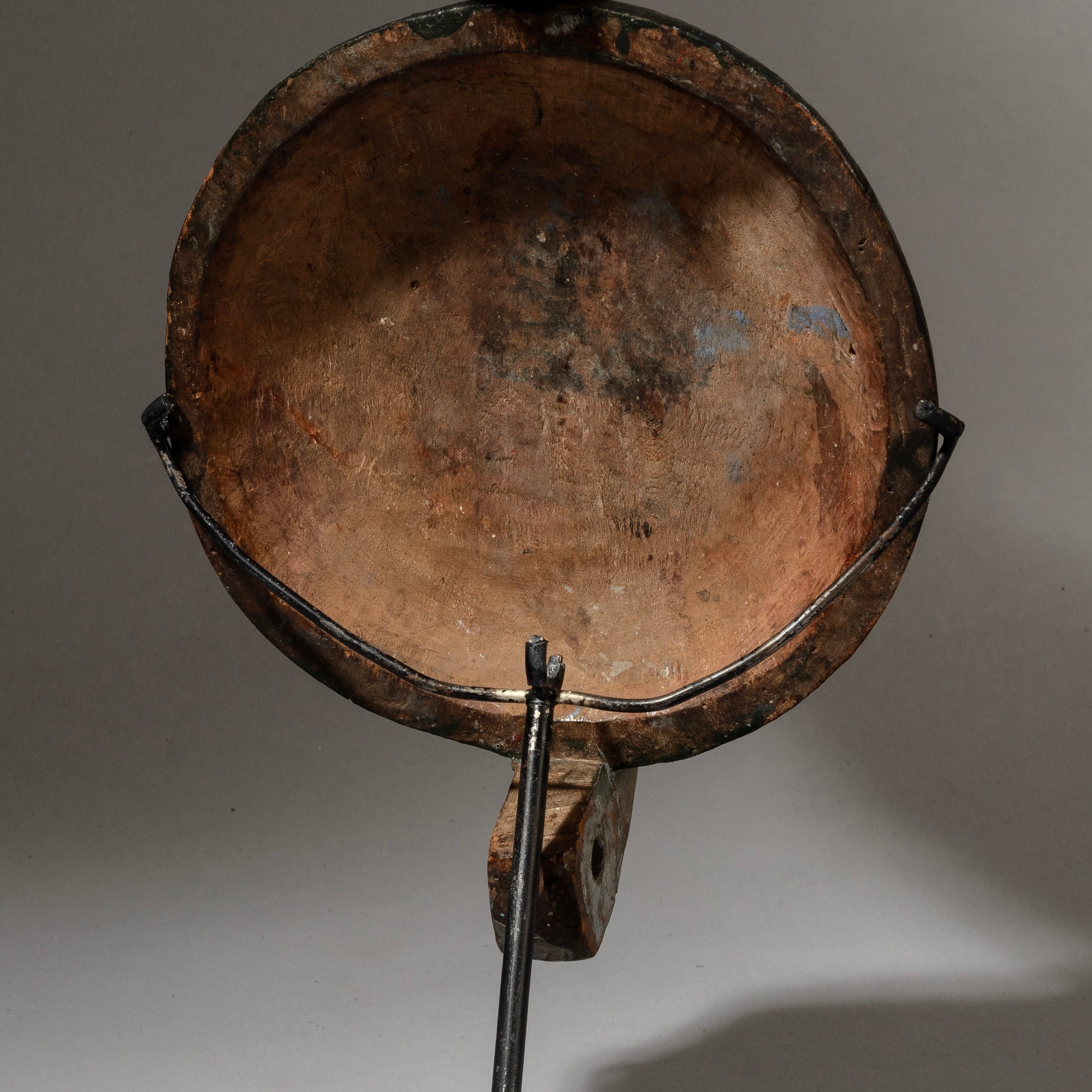 AN ADORABLE FIGURATIVE LID FROM THE YORUBA TRIBE NIGERIA ( No 4537)