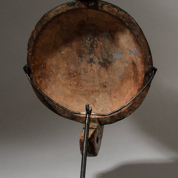 AN ADORABLE FIGURATIVE LID FROM THE YORUBA TRIBE NIGERIA ( No 4537)