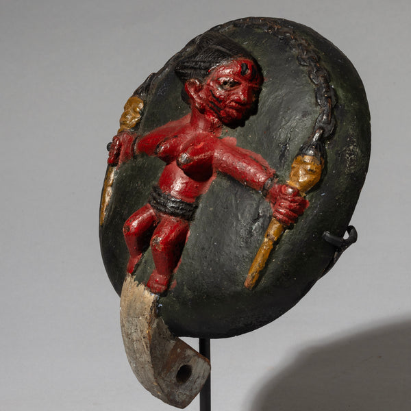 AN ADORABLE FIGURATIVE LID FROM THE YORUBA TRIBE NIGERIA ( No 4537)