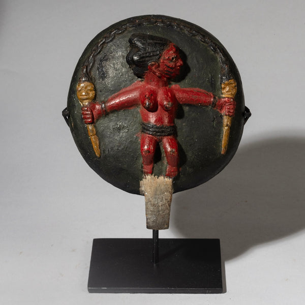 AN ADORABLE FIGURATIVE LID FROM THE YORUBA TRIBE NIGERIA ( No 4537)