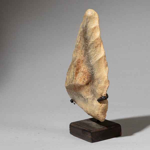 A  STRIKING PALEOLITHIC  HAND AXE FROM THE NEOLITHIC PERIOD, SAHARA ( No 4481 )