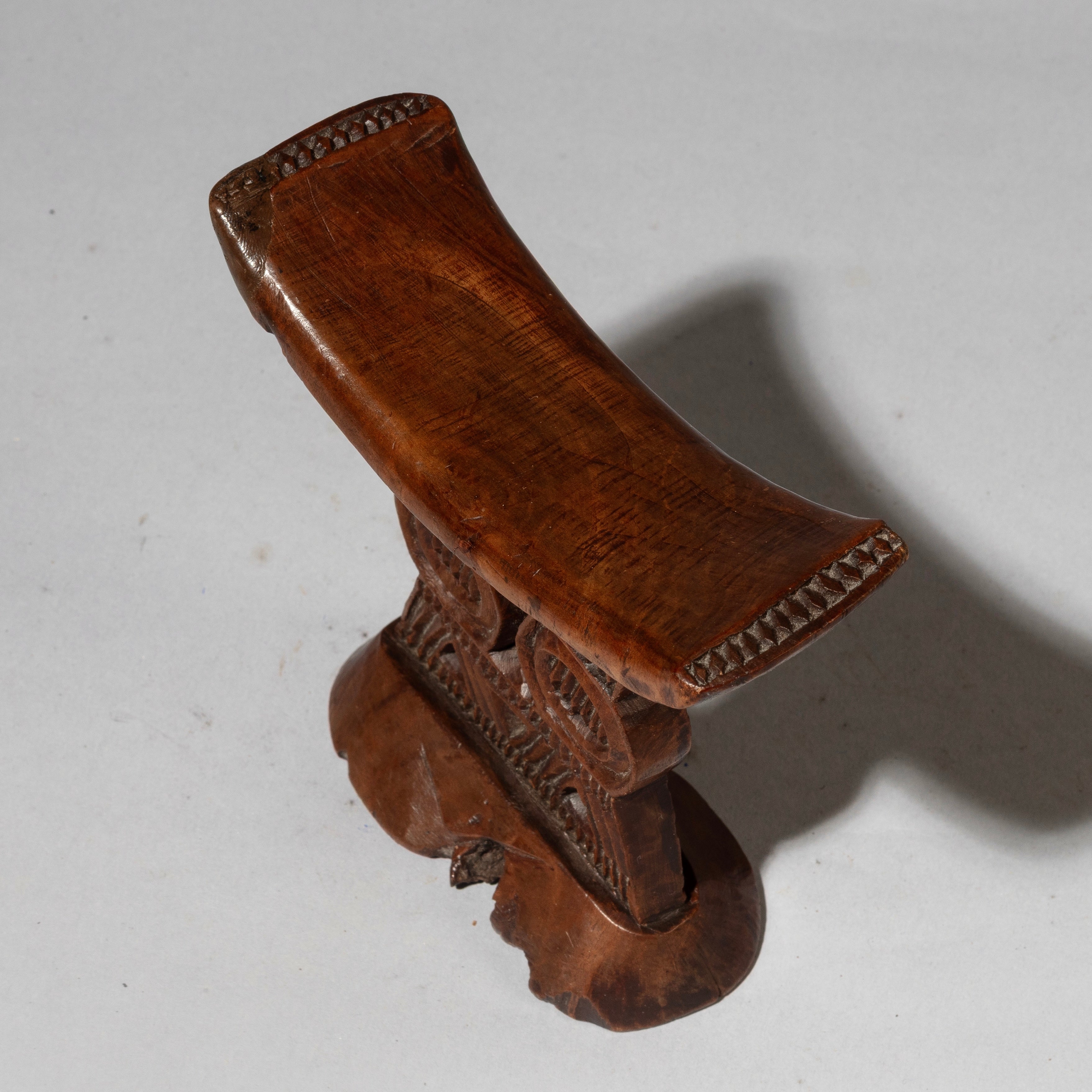 A FINE EARLY SHONA TRIBE HEADREST, ZIMBABAWE EX UK COLLECTION  ( No 4520)