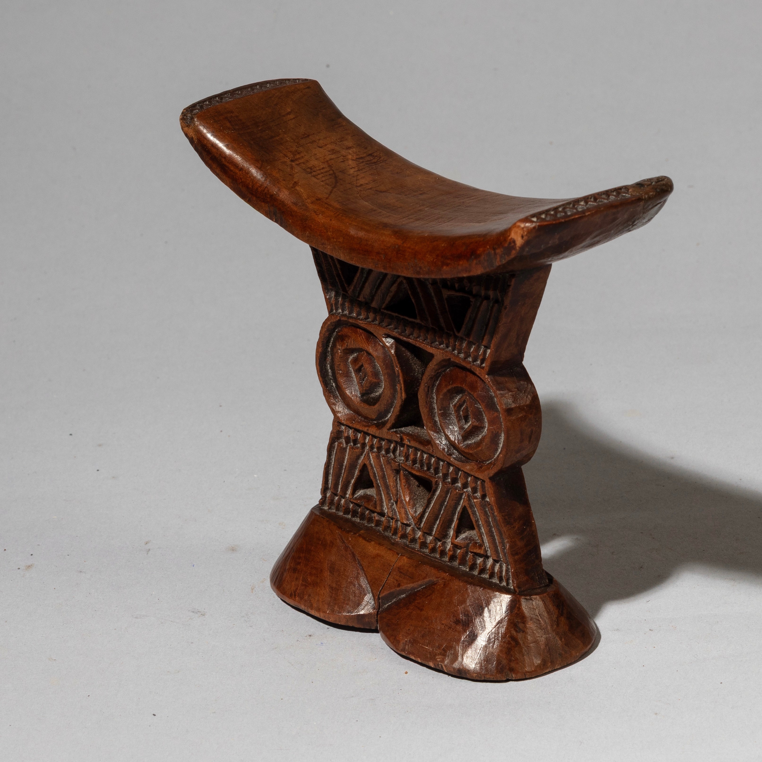 A FINE EARLY SHONA TRIBE HEADREST, ZIMBABAWE EX UK COLLECTION  ( No 4520)