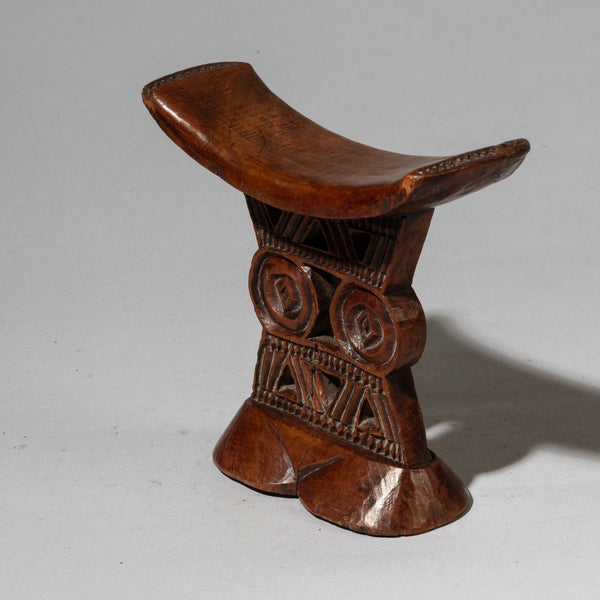 A FINE EARLY SHONA TRIBE HEADREST, ZIMBABAWE EX UK COLLECTION  ( No 4520)