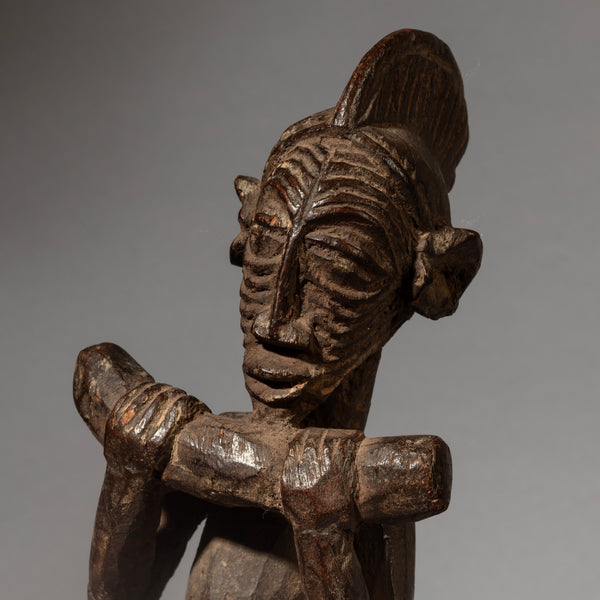 A UNUSUAL PAIR OF FINE FON TRIBE STATUES FROM BENIN  ( No 4498 )