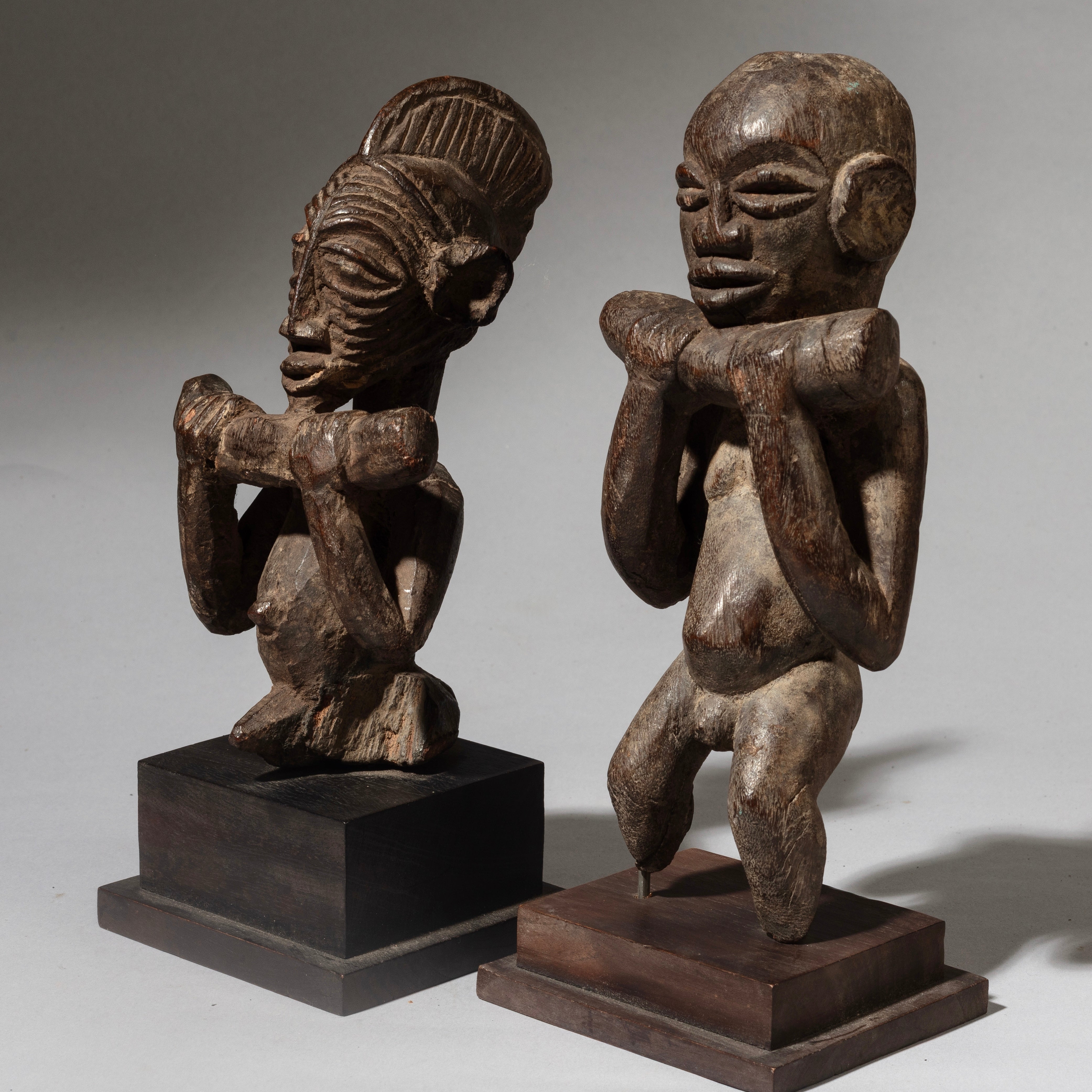 A UNUSUAL PAIR OF FINE FON TRIBE STATUES FROM BENIN  ( No 4498 )