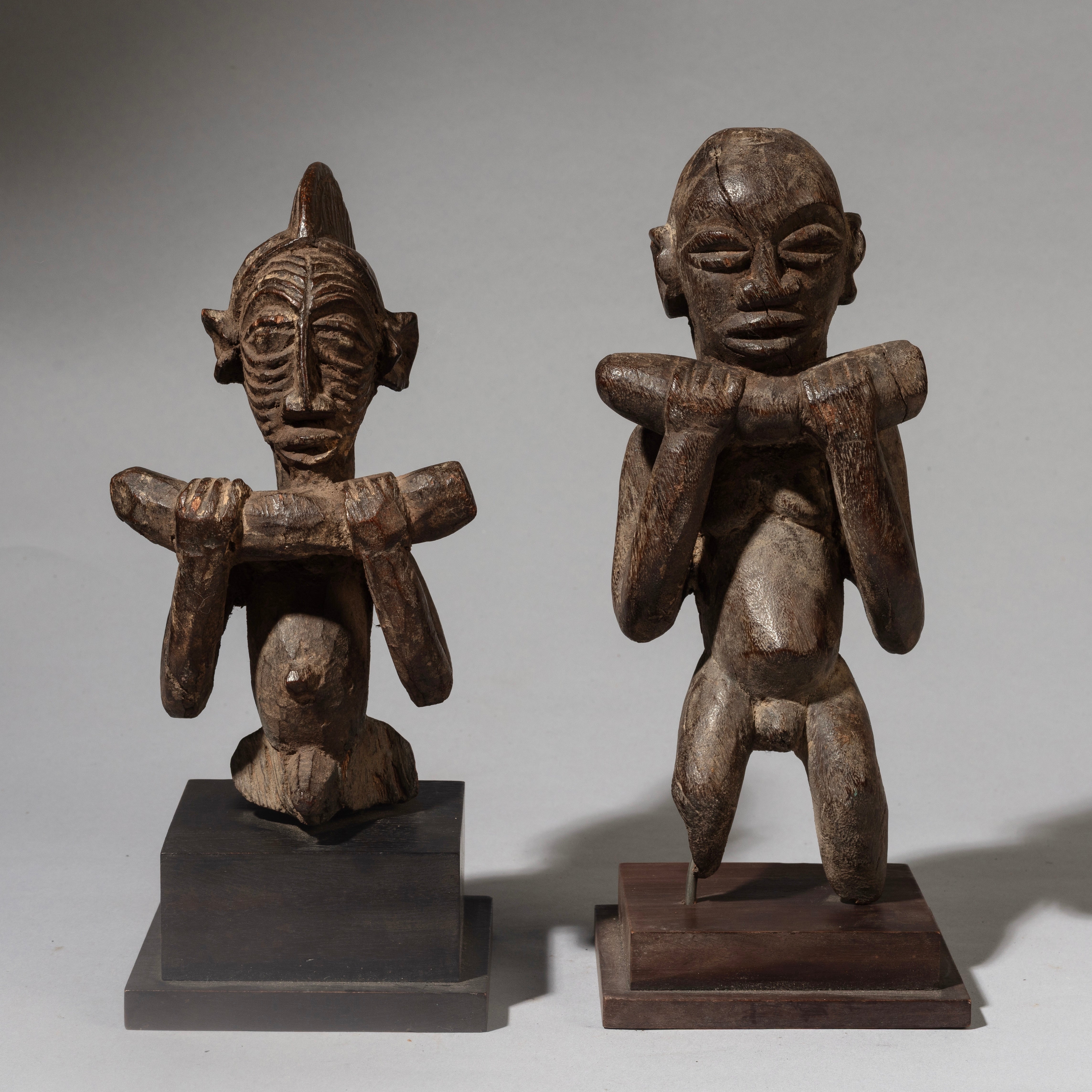 A UNUSUAL PAIR OF FINE FON TRIBE STATUES FROM BENIN  ( No 4498 )
