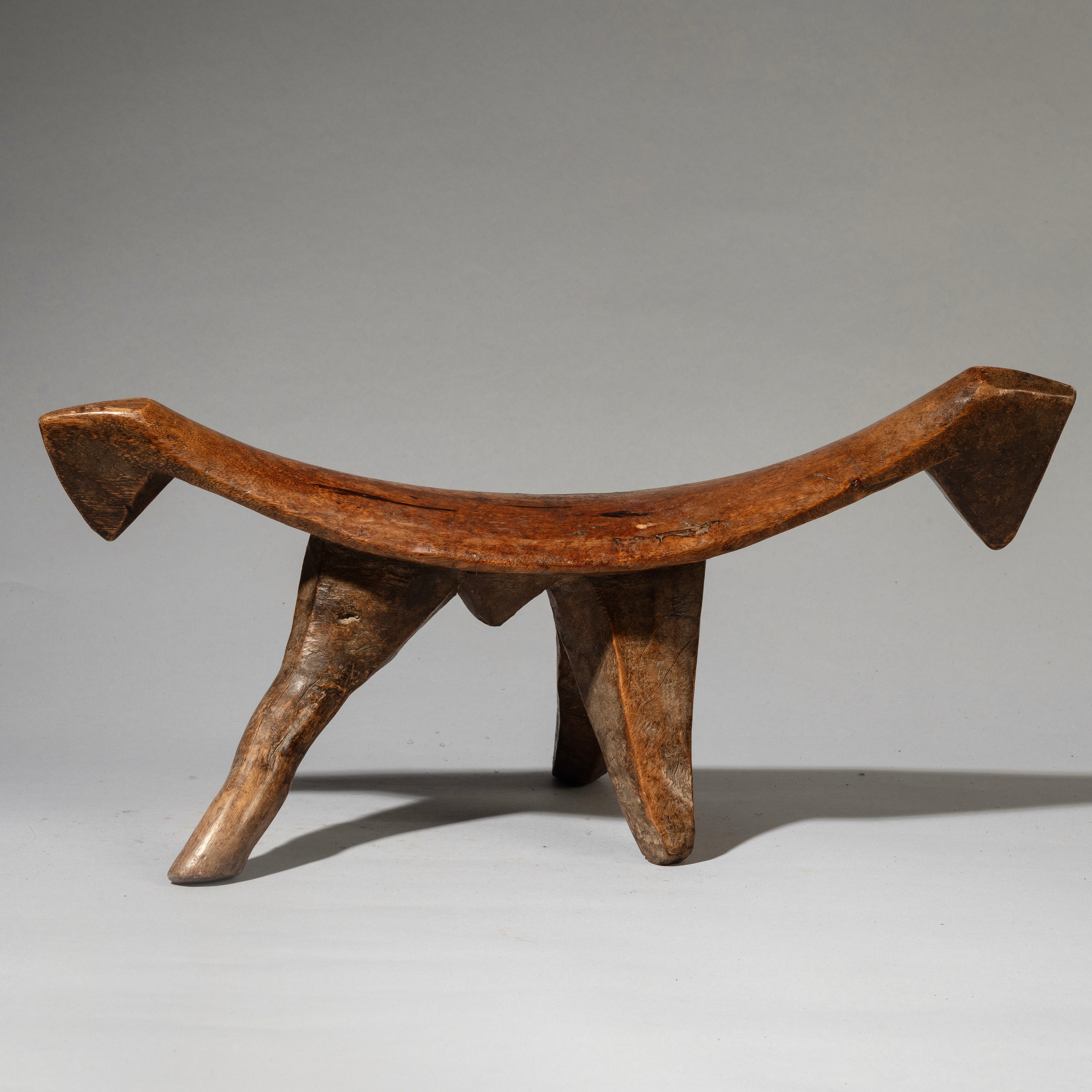 AN ATTRACTIVE DOUBLE HEADED LARGE DINKA TRIBE HEADREST [ No 4519 )