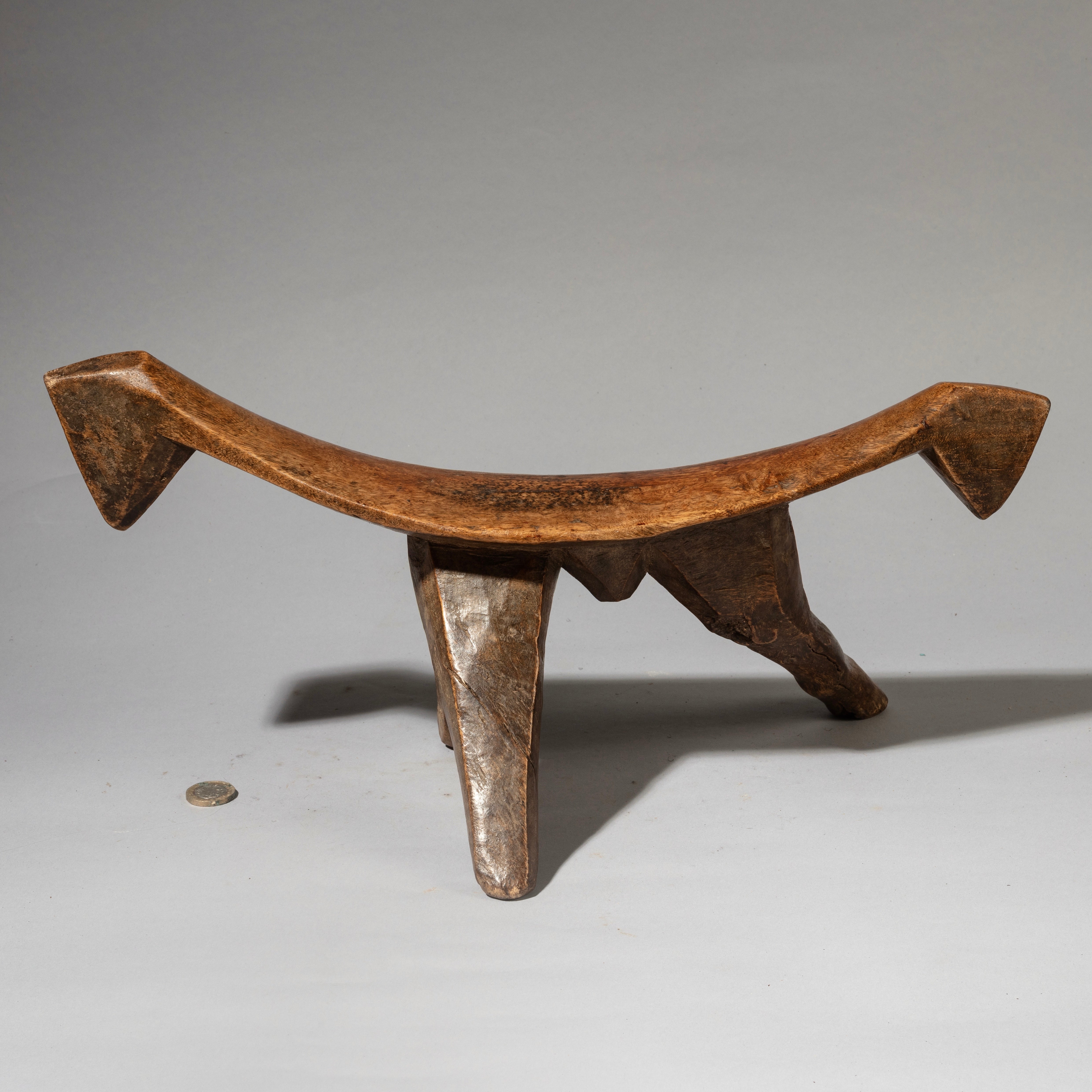 AN ATTRACTIVE DOUBLE HEADED LARGE DINKA TRIBE HEADREST [ No 4519 )